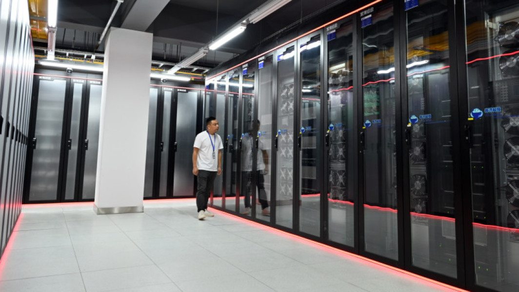 China a prezentat o nouă generație de computer cu abilități asemănătoare creierului, numit Darwin Monkey, anunță digi24.ro. Acest dispozitiv poate imita funcționarea creierului unei maimuțe din familia macacilor. Potrivit sursei, computerul a fost dezvoltat de laboratorul național de inteligență artificială de la Universitatea Zhejiang, situată în estul Chinei.