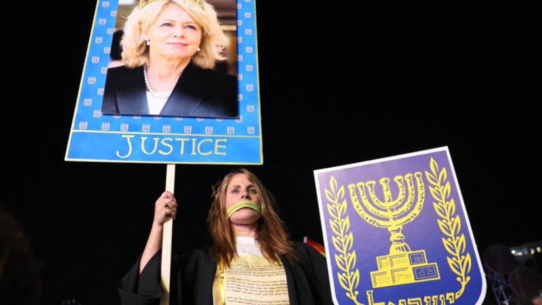 Guvernul israelian a decis luni, în unanimitate, să-l demită pe procurorul general Gali Baharav-Miara, într-un pas care a stârnit tensiuni majore în sistemul juridic și politic al țării. Decizia vine după luni de confruntări intense între guvern și oficialul juridic, iar consecințele sale pot avea repercusiuni importante asupra statului de drept, notează The Times of Israel.