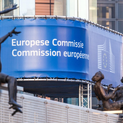 Uniunea Europeană continue negocierile cu Statele Unite pentru a formaliza un acord comun privind relațiile comerciale, în timp ce amână implementarea unor contramasuri mult așteptate. Potrivit site-ului digi24.ro, Comisia Europeană a decis să suspende temporar un pachet de măsuri punitive care ar fi trebuit să fie aplicate începând cu data de 7 august, pentru produsele americane în valoare de 93 de miliarde de euro.