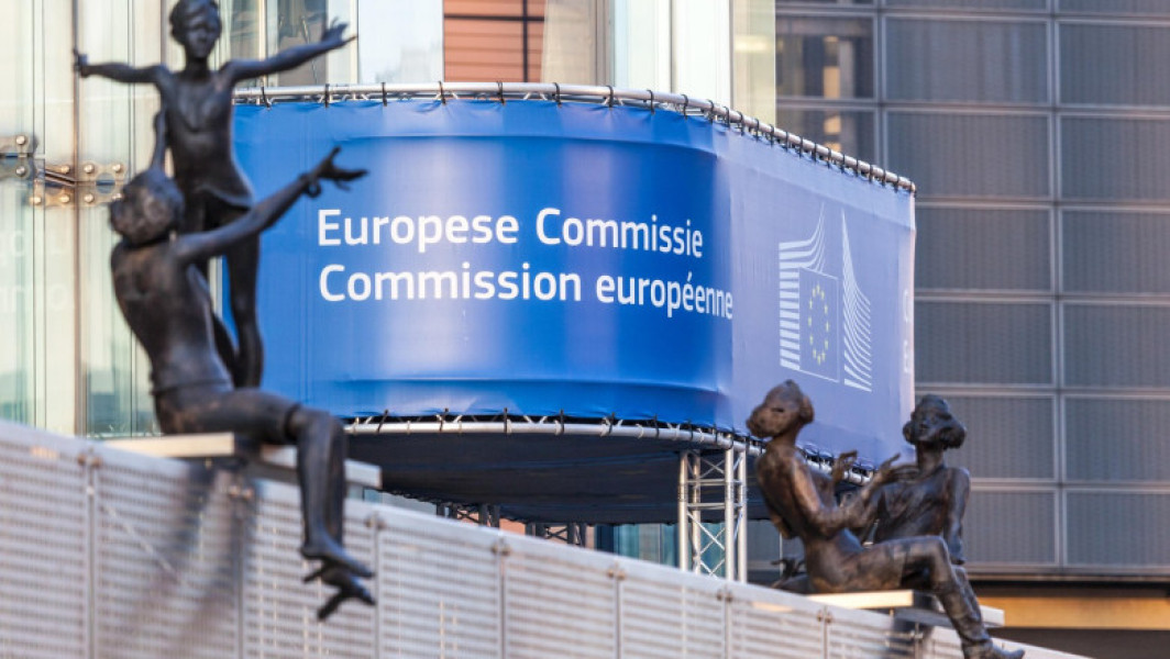Uniunea Europeană continue negocierile cu Statele Unite pentru a formaliza un acord comun privind relațiile comerciale, în timp ce amână implementarea unor contramasuri mult așteptate. Potrivit site-ului digi24.ro, Comisia Europeană a decis să suspende temporar un pachet de măsuri punitive care ar fi trebuit să fie aplicate începând cu data de 7 august, pentru produsele americane în valoare de 93 de miliarde de euro.