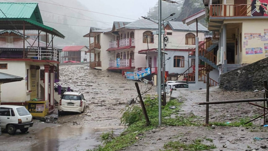 Inundații și alunecări de teren distrug un sat din Uttarakhand, India