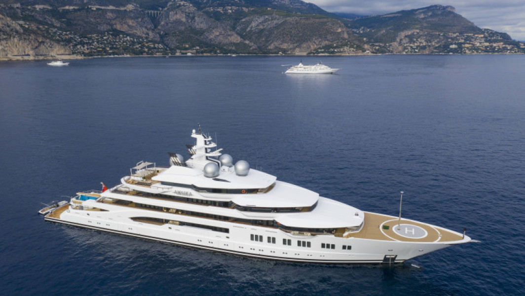 Iahtul de lux Amadea, în valoare de 300 de milioane de dolari, urmează să fie scos la licitație, anunță National Maritime Services. Potrivit acesteia, nava, cu o lungime de 106 metri, poate găzdui până la 16 pasageri în opt cabine de lux. Licitația este deschisă până la data de 10 septembrie, iar participanții trebuie să depună o cauțiune minimă de zece milioane de dolari, conform unui website dedicat vânzărilor.