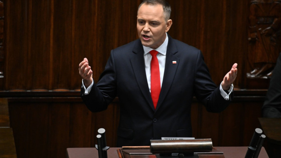 Karol Nawrocki a preluat oficial funcția de președinte al Poloniei, depunând jurământul miercuri, și a fost prezentat cu un discurs clar și ferm despre politicile pe care le va urmări. Liderul național-conservator a subliniat că va fi opozant al „imigratiei ilegale” și al adoptării monedei euro în Polonia, afirmând că „Nu imigratiei ilegale, nu euro”.