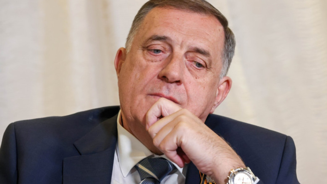 Milorad Dodik, liderul politic al sârbilor din Bosnia, a fost oficial demis din funcția de președinte al entității sârbe, anunță Comisia Electorală. Decizia a fost luată după condamnarea sa pentru încălcarea mandatului unui trimis internațional care avea misiunea de a aplica acordul de pace în Bosnia. Dodik, în vârstă de 66 de ani, a fost condamnat vineri de o curte de apel din Sarajevo la un an de închisoare și la interdicția de a ocupa funcția de președinte al Republicii Srpska (RS), timp de șase ani.