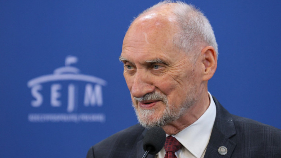 parlamentul polonez votează pentru ridicarea imunității fostului ministru al apărării Antoni Macierewicz