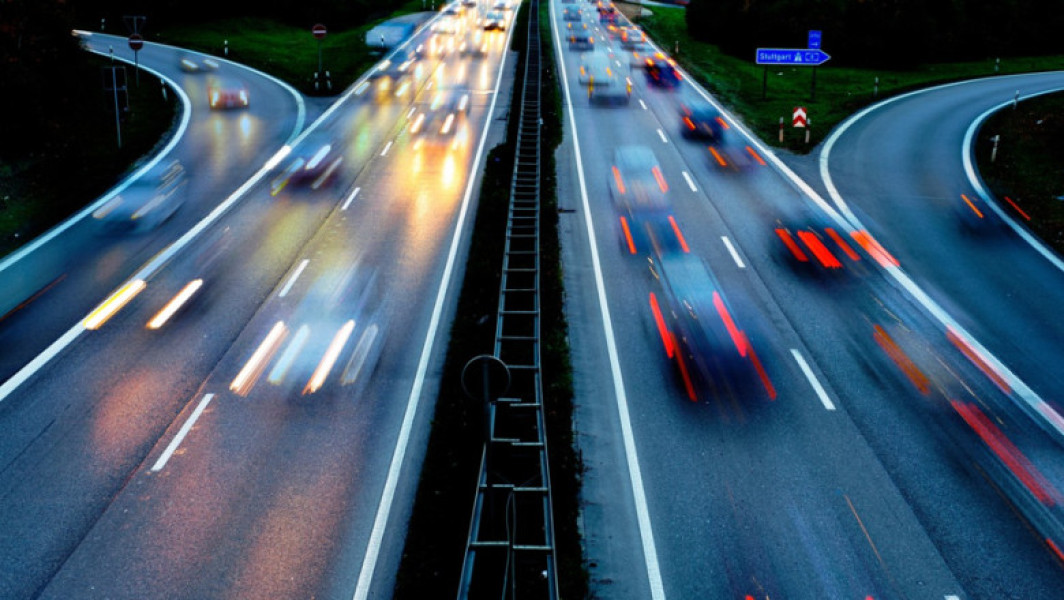 Un șofer de Porsche surprins circulând cu 320 km/h pe o autostradă din Germania