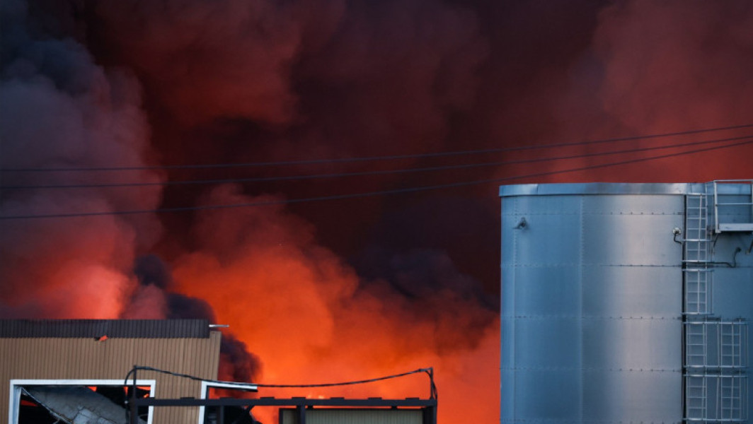 Rusia intenționează să-și majoreze exporturile de petrol din porturile vestice la aproape 2 milioane de barili pe zi în luna august, depășind estimările anterioare cu aproximativ 200.000 de barili pe zi, conform surselor din industrie citate de Reuters. Această creștere vine după ce două rafinării au redus activitatea din cauza atacurilor cu drone din Ucraina, precum notează digi24.ro. Rafinăriile Ryazan și Novokuibyshevsk, operate de compania de stat Rosneft, și-au întrerupt temporar activitatea după atacurile de sâmbătă seara, iar sursele spun că reparațiile vor dura în jur de o lună. Rosneft nu a răspuns deocamdată la solicitări.