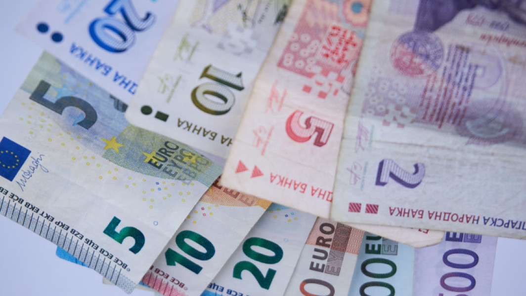 Retailerii din Bulgaria trebuie să afișeze prețurile atât în leva, cât și în euro, începând cu data de 8 august, informează digi24.ro. Această obligație se aplică atât magazinelor fizice, cât și unităților comerciale, ca parte a pregătirilor pentru aderarea Bulgariei la zona euro, programată pentru 1 ianuarie 2026. Potrivit noilor reglementări, aceste măsuri vor rămâne în vigoare până în 8 august 2026.