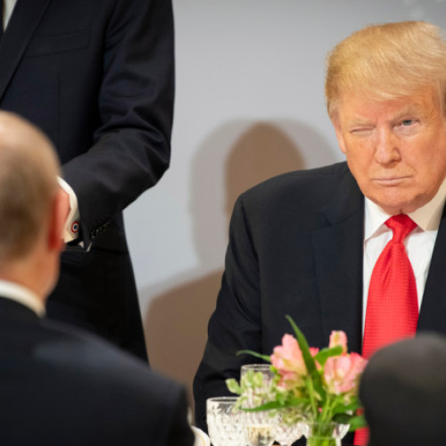 Putin se confruntă cu probleme economice grave, potrivit relatărilor. Poate de la invazia Ucraienei, valoarea rezervelor financiare și a fondului suveran s-a înjumătățit, în timp ce economia Rusiei nu crește, nici măcar nu arată semne de revenire. Analiștii observă că liderul de la Kremlin ascunde cifrele reale legate de comerțul exterior, producția de petrol și gaze sau situația monetară. Agenția de transport aerian rusă, Rosaviatia, a încetat să publice informații despre numărul de pasageri, ceea ce face dificilă evaluarea stării reale a sectorului aerian. Conform unei analize citate de Time, Putin își consumă resursele mai repede decât poate alimenta bugetul, iar economia se află la limita rezistenței, fiind afectată de sancțiuni și exodul companiilor și investițiilor, notează digi24.ro.