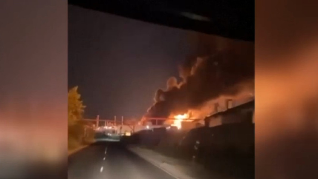 Un atac cu drone asupra orașului Saratov din Rusia, realizat de armata ucraineană, a provocat un incendiu la o rafinărie de petrol și a dus la pierderi de vieți omenești, conform autorităților ruse. Incidentul s-a produs în cursul nopții de sâmbătă spre duminică, iar un bărbat a murit în urma exploziei, anunță Digi24.ro.