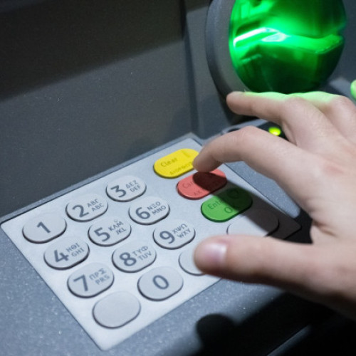 Grecia renunță la comisioanele pentru retragerile de numerar de la ATM-uri pentru cetățeni