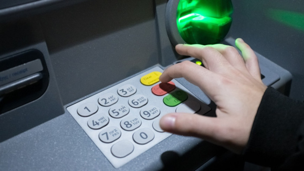 Grecia renunță la comisioanele pentru retragerile de numerar de la ATM-uri pentru cetățeni