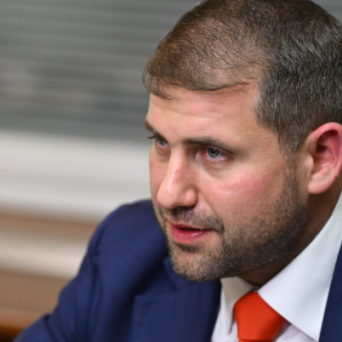Ilian Șor, oligarh fugărit din Republica Moldova, a anunțat că va finanța proteste anti-guvernamentale în Chișinău, relatează digi24.ro. Potrivit acestuia, cetățenii care vor participa la manifestații vor primi salarii de 3.000 de dolari pe lună. Șor a declarat că plățile vor fi făcute zilnic, iar conturile pentru plată vor fi deschise în timpul protestelor, cu scopul de a sprijini manifestațiile până la înlăturarea guvernului.