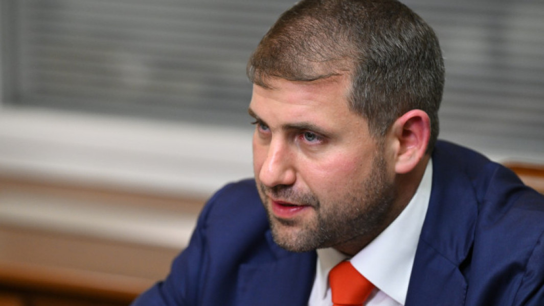 Ilian Șor, oligarh fugărit din Republica Moldova, a anunțat că va finanța proteste anti-guvernamentale în Chișinău, relatează digi24.ro. Potrivit acestuia, cetățenii care vor participa la manifestații vor primi salarii de 3.000 de dolari pe lună. Șor a declarat că plățile vor fi făcute zilnic, iar conturile pentru plată vor fi deschise în timpul protestelor, cu scopul de a sprijini manifestațiile până la înlăturarea guvernului.