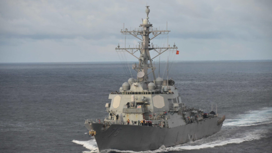 China avertizează și alungă un distrugător american în Marea Chinei de Sud
