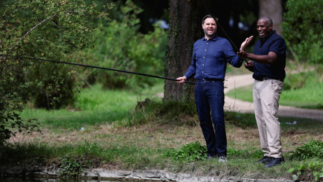 Ministrul britanic de externe s-a autoautodenunțat după o partidă de pescuit fără licență pe lacul privat al Chevening House