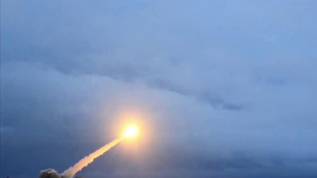 Rusia ar putea testa o nouă rachetă nucleară de croazieră, numită Burevestnik sau "Skyfall" după codificarea NATO, conform unor cercetători americani și unui reprezentant al unui serviciu secret occidental, citați de Reuters. Potrivit specialiștilor, testul ar urma să fie realizat în curând, în contextul întâlnirii programate între Vladimir Putin și Donald Trump în Alaska, pentru discuții despre războiul din Ucraina.