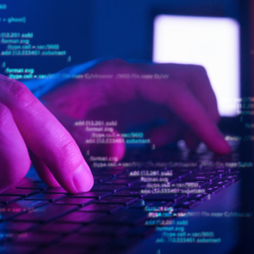 Un atac cibernetic a fost evitat de către autoritățile poloneze într-un oraș important, relatează digi24.ro. Viceprim-ministrul Krzysztof Gawkowski, care este și ministru al afacerilor digitale, a declarat joi că un atac major care putea duce la lipsă de apă pentru locuitori a fost dejucat în ultimul moment. El a adăugat că serviciile de informații au intervenit foarte rapid pentru a preveni dezastrul, dar nu a declarat cine se află în spatele atacului sau care este orașul vizat.