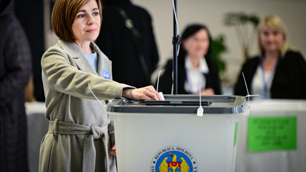 UE planifică un pas important pentru Moldova în procesul de aderare la blocul european înainte de alegerile din septembrie, devansând astfel Ucraina pentru prima dată, notează Politico. Conform surselor din Uniune, oficialii europeni analizează posibilitatea de a deschide un „prim grup de negociere” pentru Moldova la începutul lunii viitoare, după reuniunea miniștrilor UE. Acest pas ar reprezenta o etapă esențială în parcursul de aderare și ar oferi un sprijin electoral puternic președintelui Maia Sandu, lidera care promovează integrarea în Uniunea Europeană într-un moment în care Rusia încearcă să influențeze votul în favoarea sa.