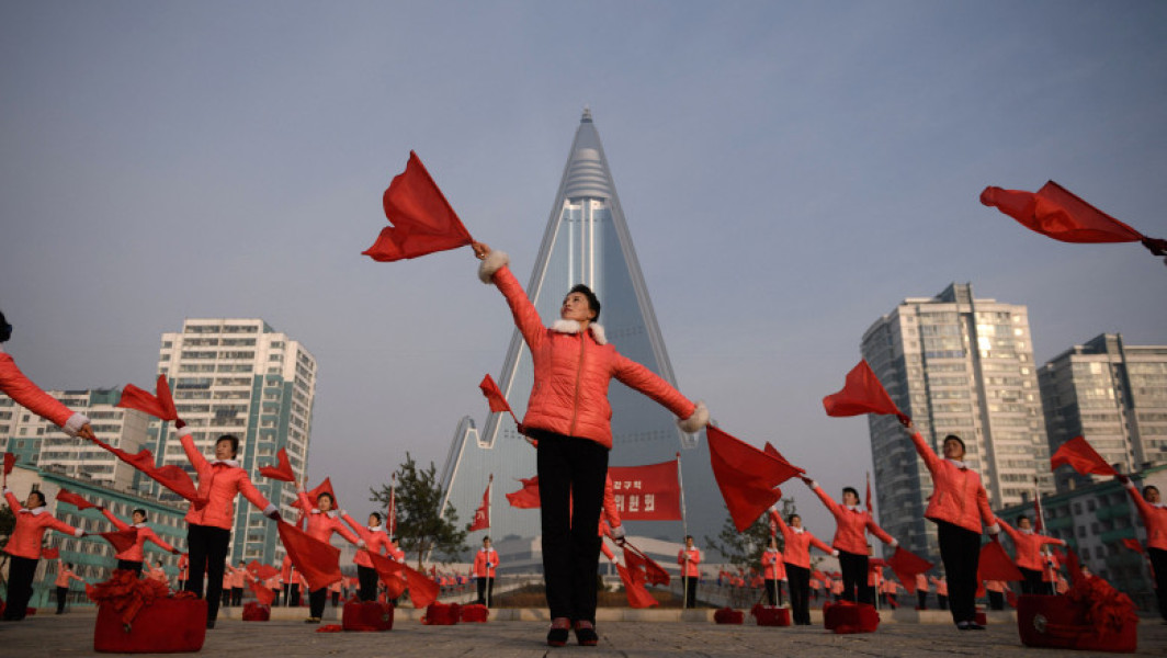 Hotelul Ryugyong din Phenian, una dintre cele mai înalte clădiri nelocuite din lume, rămâne un simbol al ambiției și al eșecului pentru Coreea de Nord. A fost început în 1987, cu intenția de a ridica un hotel de lux, dar construcția a fost de mai multe ori întreruptă. Clădirea are 105 etaje și măsoară 325 de metri în înălțime, însă nu a găzduit niciodată turiști, fiind încă neterminată după aproape 40 de ani.