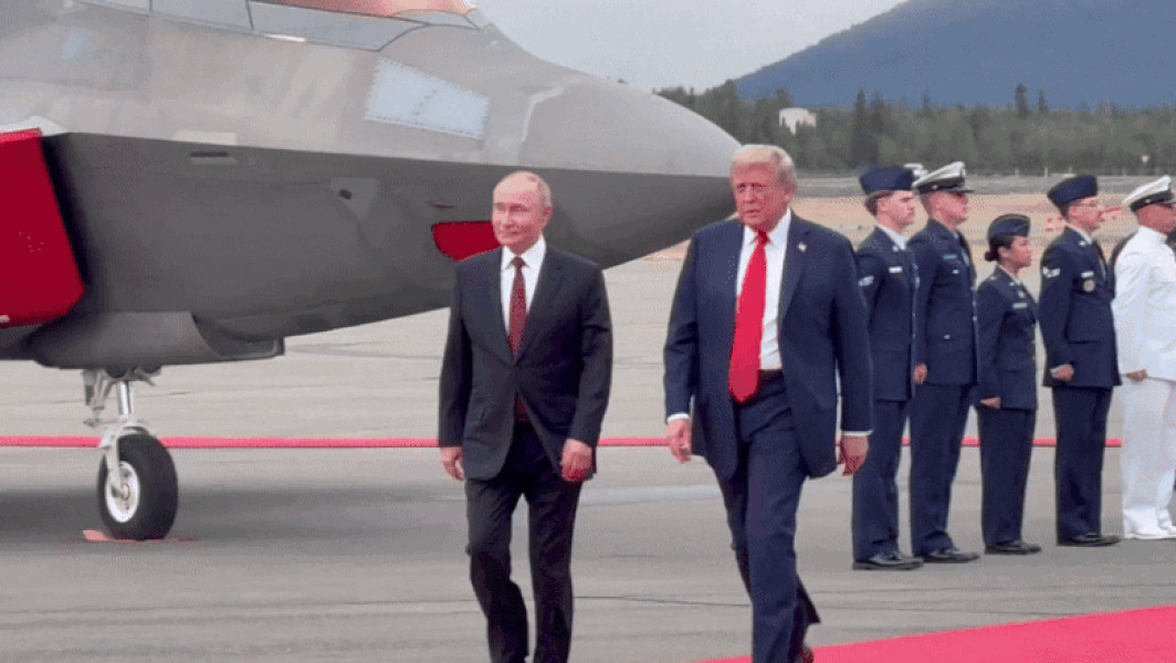 Putin, întâmpinat de Trump la baza aeriană Elmendorf din Alaska
