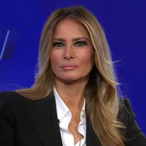 Melania Trump, soția fostului președinte american Donald Trump, a trimis o scrisoare personală către președintele rus Vladimir Putin, în care a abordat problema copiilor ucraineni duși în Rusia, relatează Reuters, citată de digi24.ro. Potrivit sursei, Donald Trump i-a înmânat personal scrisoarea lui Putin în timpul summitului lor din Alaska, însă Melania nu a participat la acea întâlnire.