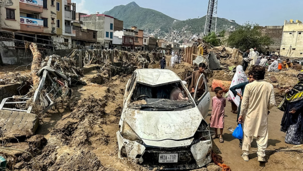 Ploile torențiale din Pakistan au provocat peste 321 de decese în ultimele 48 de ore, relatează digi24.ro. Cele mai afectate zone sunt provinciile muntoase din nord, în special Khyber Pakhtunkhwa, unde s-au înregistrat 307 de decese, potrivit Autorității Naționale pentru Managementul Dezastrelor. De asemenea, în Kashmirul administrat de Pakistan au murit nouă persoane, iar în regiunea Gilgit-Baltistan au pierdut viața cinci oameni. Mulți dintre morți au fost în urma inundatiilor rapide și prăbușirii caselor, iar 21 de persoane au fost rănite.
