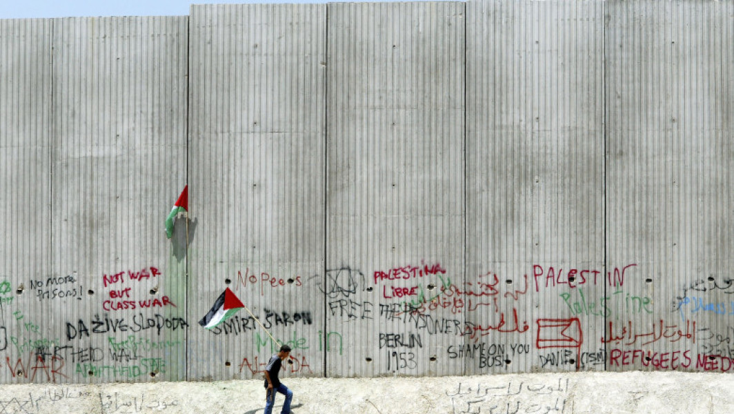 Australia a recunoscut oficial statul palestinian in cadrul Adunarii Generale a ONU, alaturandu-se astfel Regatului Unit, Canadei si Frantei, anunta digi24.ro. Aceasta decizie are o valoare simbolica, semnaland un consens tot mai mare global privind dreptul palestinienilor de a avea propriul stat. Cu toate acestea, specialistii noteaza ca, pe termen scurt, recunoasterea nu va schimba situatia din Gaza, iar formarea unui stat palestinian real, din Cisiordania, Fasia Gaza si Ierusalimul de Est, ramane extrem de dificila.