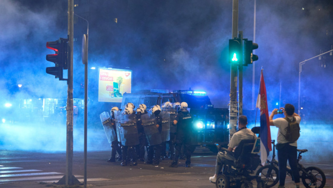 Noi conflicte între protestatari și poliție în Serbia, a cincea noapte de incidente