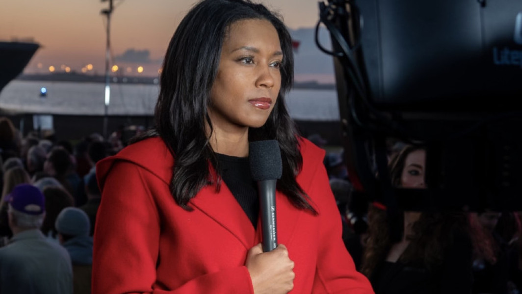 Rachel Scott, jurnalista a ABC News, a atras multe laude pentru insistența de a-i adresa întrebări incomode lui Vladimir Putin, chiar și în zone sensibile. Potrivit unor rapoarte, ea l-a abordat pe liderul rus în timpul summitului de la Alaska, atât pe pista bazei militare unde abia aterizase, cât și în sala where s-au desfășurat discuțiile, subliniind curajul de a pune întrebări incomode.