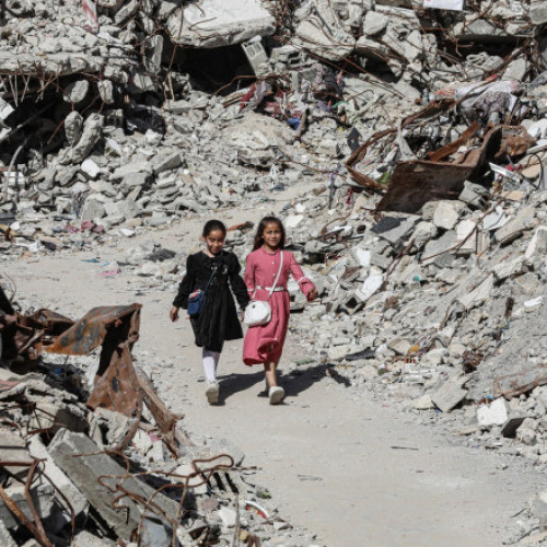 Israelul duce o campanie de infometare în fâșia Gaza, a declarat Amnesty International într-un comunicat publicat luni, în contextul în care ONU și numeroase ONG-uri avertizează asupra riscului de foamete iminentă în teritoriul palestinian devastat de război. Organizația pentru drepturile omului susține că această campanie &quot;distruge sistematic sănătatea, bunăstarea și structura socială&quot; din Gaza.