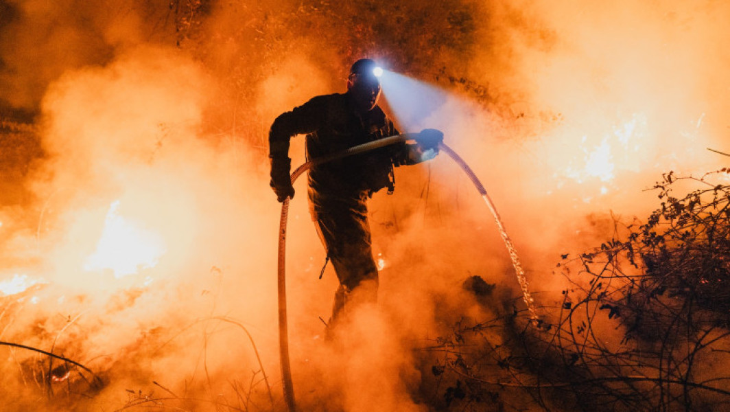 Valul cel mai grav de incendii de vegetație din ultimele două decenii a cuprins Spania, unde peste 344.000 de hectare au fost distruse de flăcări. Autoritățile au decis să închidă o porțiune de 50 de kilometri din traseul de pelerinaj Camino de Santiago și au mobilizat armata pentru a sprijini pompierii în stingerea focului.