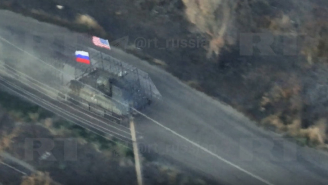 Consilierul principal al lui Zelenski condamnă videoclipul viral cu un vehicul rusesc care flutură steagul american