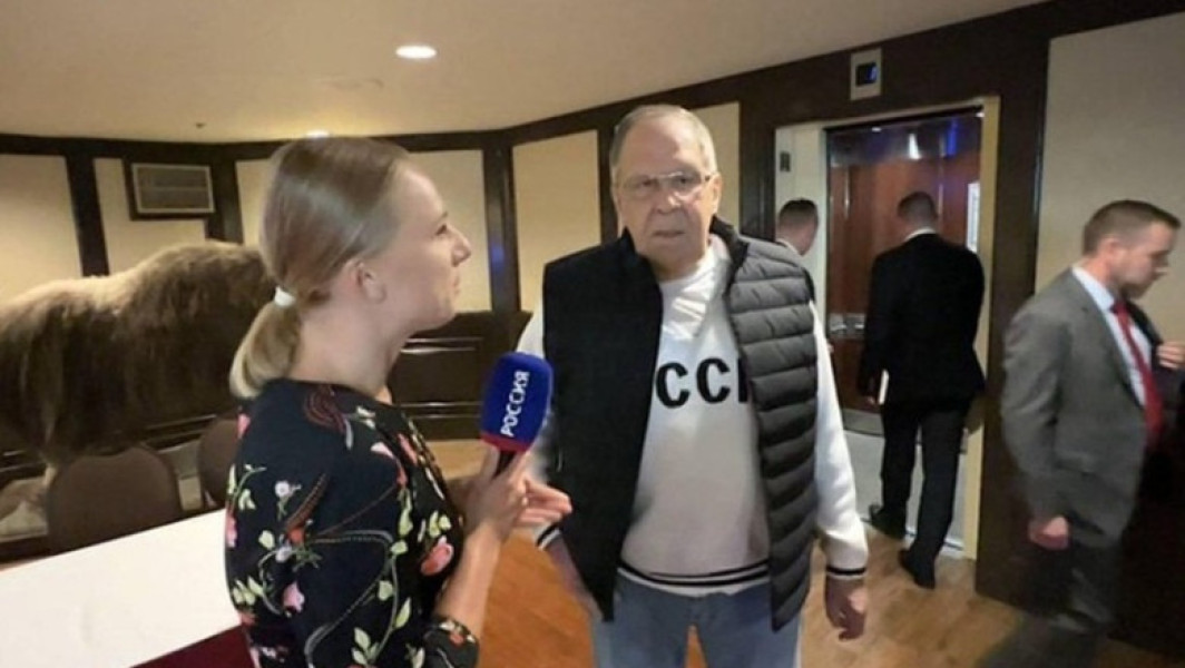 reactia lui lavrov la inscriptia de pe bluza sa de la summitul din alaska