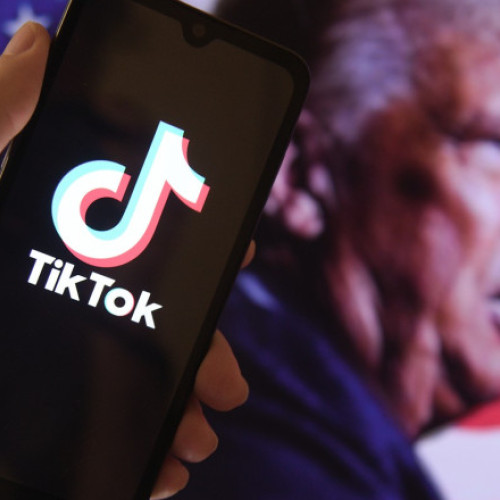 Casa Albă a lansat un cont oficial pe TikTok, în timp ce fostul președinte Donald Trump continuă să permită platformei, deținută de o companie chineză, să funcționeze în Statele Unite, în ciuda legilor care impun vânzarea acesteia.