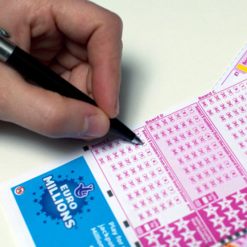 Un jackpot record de 250 de milioane de euro, cel mai mare din istoria EuroMillions în Franța, a fost câștigat recent în țara noastră. Acest premiu depășește suma obținută în octombrie 2021 de o jucătoare din Franța, care a câștigat 220 de milioane de euro.