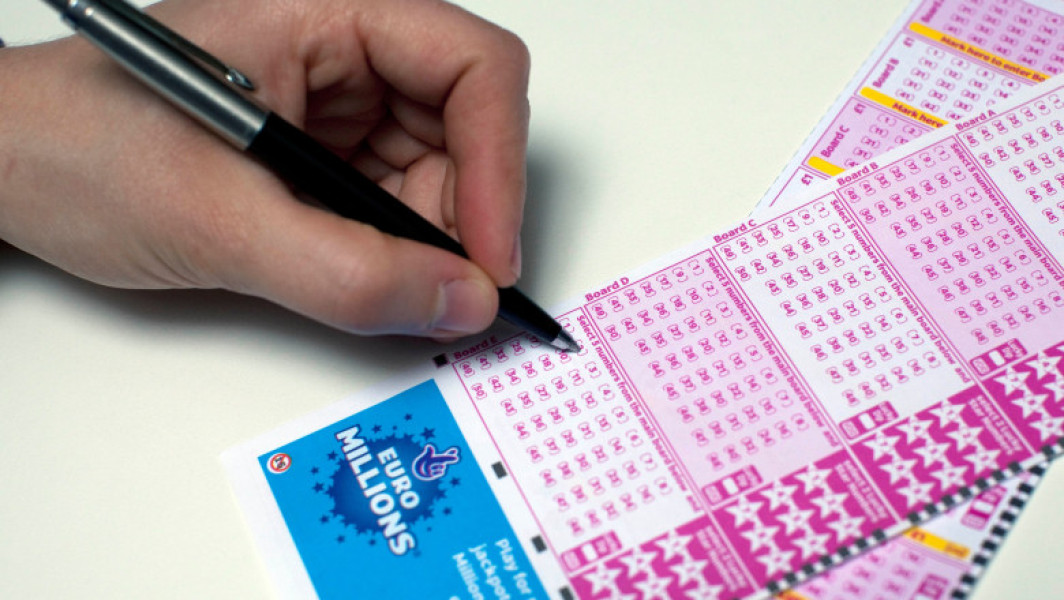 Un jackpot record de 250 de milioane de euro, cel mai mare din istoria EuroMillions în Franța, a fost câștigat recent în țara noastră. Acest premiu depășește suma obținută în octombrie 2021 de o jucătoare din Franța, care a câștigat 220 de milioane de euro.