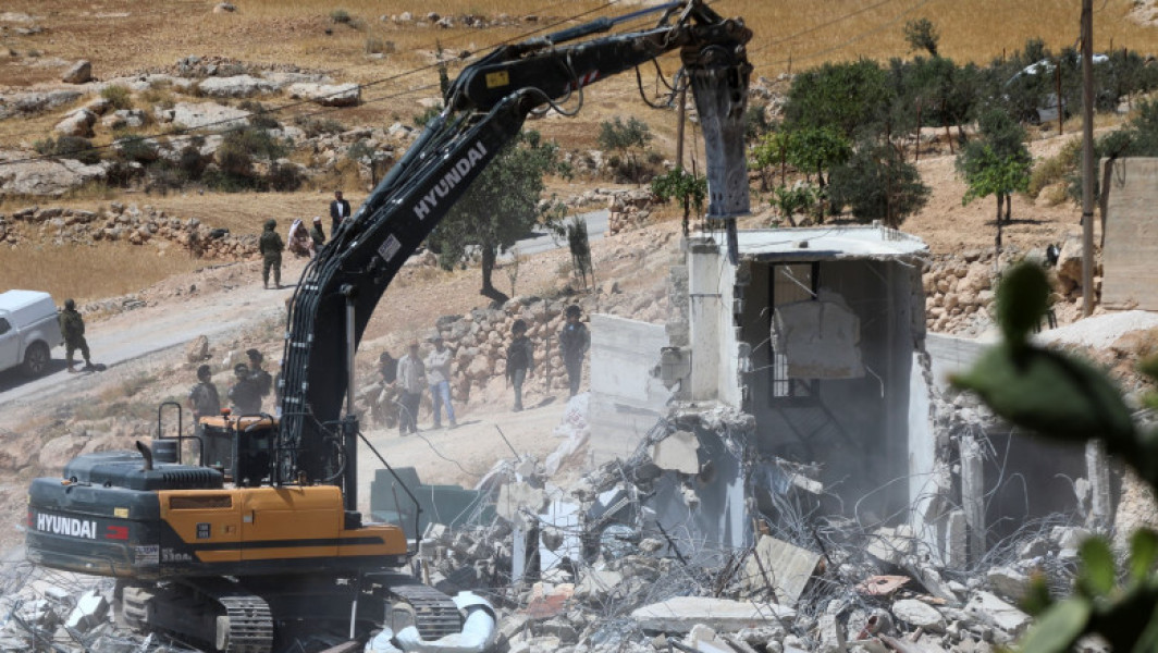 Israël a aprobat construirea a 3.400 de locuințe în Cisiordania, plan controversat și considerat de criticii săi ca fiind de natură să divizeze teritoriul și să împiedice formarea unui stat palestinian coerent. Potrivit CBC Canada, acest proiect a fost aprobat miercuri, iar decizia a generat reacții negative din partea comunității internaționale. ONU și UE au cerut Israelului să renunțe la această construcție, însă autoritățile israeliene insistă pe continuarea planurilor de colonizare.