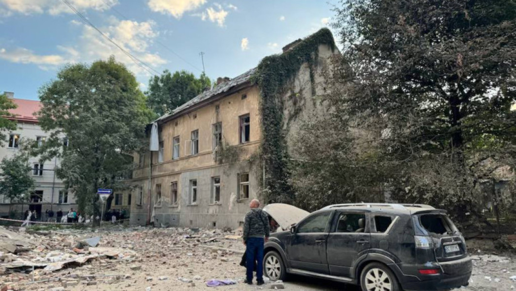 Rusia a lansat un atac cu rachete și drone asupra mai multor orașe din Ucraina în noaptea de 20 spre 21 august, provocând victime și pagube materiale importante. Potrivit Kyiv Independent, atacul a ucis o persoană, a rănit alte 14 și a provocat incendii la o fabrică de electronice din Mukacevo. În alte localități, inclusiv Lviv, au fost raportate pagube și explozii.