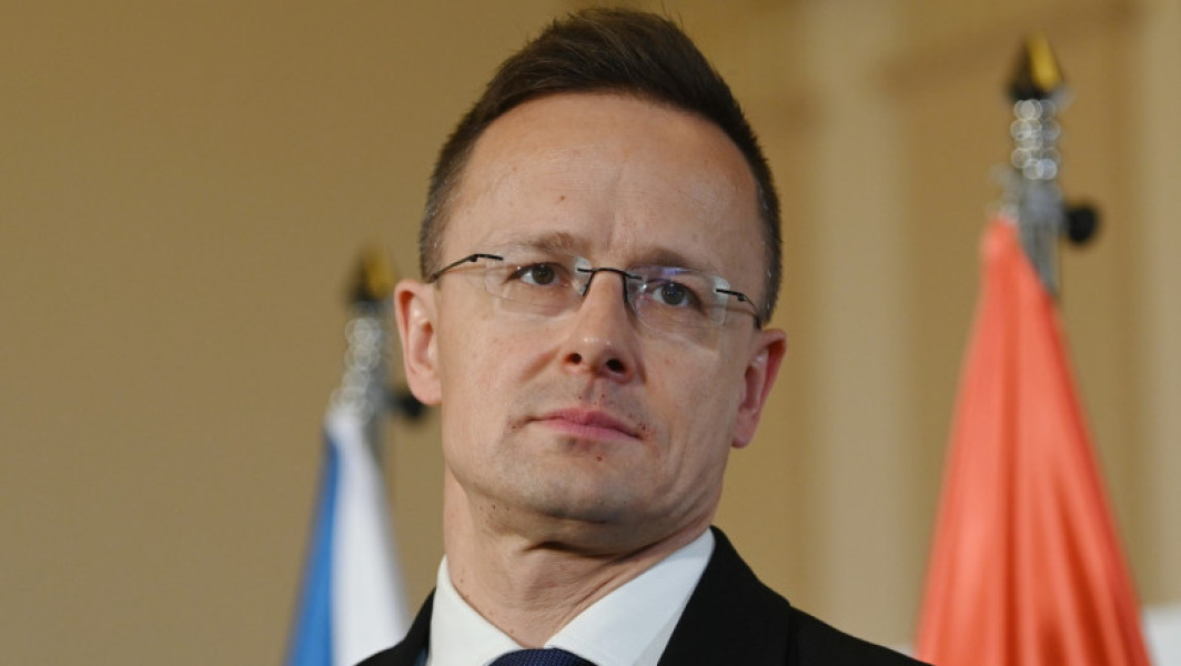 Ungaria și-a reafirmat disponibilitatea de a găzdui negocieri de pace între Rusia și Ucraina, spunând că este pregătită să ofere condiții adecvate pentru astfel de întâlniri. Ministrul de externe ungar Peter Szijjarto a menționat joi, într-un podcast difuzat pe Facebook, că țara sa a făcut deja două oferte pentru organizarea acestor discuții și că oferta rămâne valabilă. El a afirmat că Ungaria este încântată să contribuie la succesul eforturilor de pace, adăugând că, dacă va fi nevoie, țara sa va sprijini orice process de acest gen.