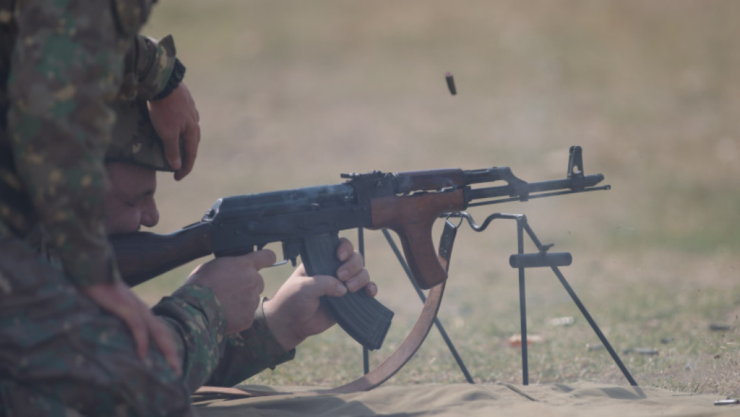 Kalasnikov testează noua mitralieră RPL-7 pe frontul din Ucraina