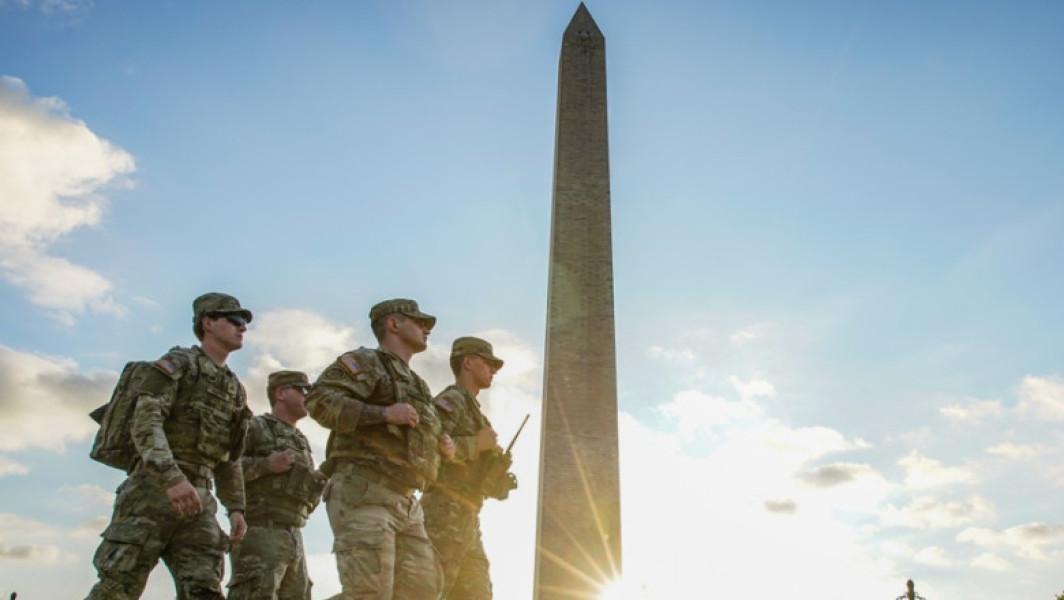 Militari din Garda Națională vor fi echipați cu arme în Washington, anunță oficiali americani