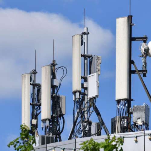 O antenă uriașă în construcție în regiunea Kaliningrad, lângă granița cu Polonia, atrage atenția experților. Potrivit digi24.ro, imaginile din satelit publicate de Defense Express arată un proiect impresionant, cu o lungime de 1,6 km, înconjurat de un gard specific pentru instalațiile militare. Construcția a început în 2023 și, deși se estimează că va dura câțiva ani, acest ansamblu reprezintă o preocupare majoră pentru securitatea regională.