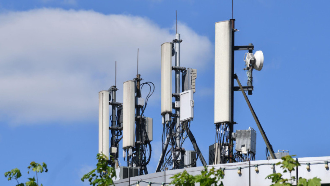 O antenă uriașă în construcție în regiunea Kaliningrad, lângă granița cu Polonia, atrage atenția experților. Potrivit digi24.ro, imaginile din satelit publicate de Defense Express arată un proiect impresionant, cu o lungime de 1,6 km, înconjurat de un gard specific pentru instalațiile militare. Construcția a început în 2023 și, deși se estimează că va dura câțiva ani, acest ansamblu reprezintă o preocupare majoră pentru securitatea regională.
