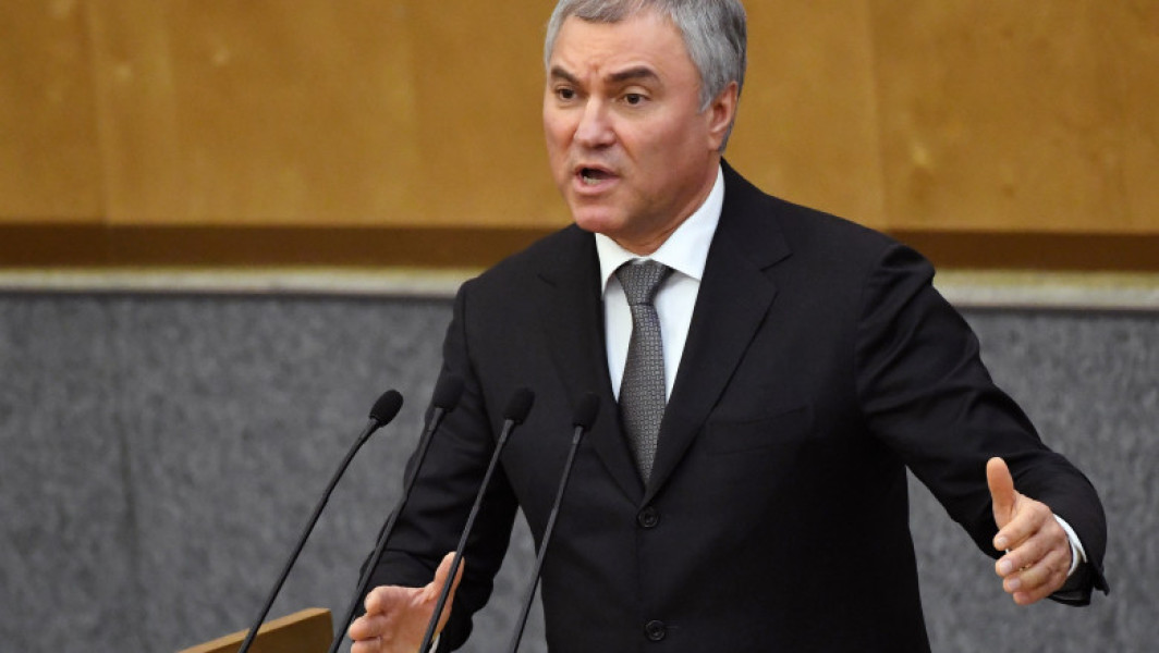 Veaceslav Volodin, președintele Dumei de Stat a Rusiei, a sosit luni în China cu scopul de a participa la a zecea reuniune a comisiei interparlamentare dintre cele două țări, relatează digi24.ro. În acest cadru, oficialul rus va discuta despre "răspunsul la presiunea sancțiunilor" și despre "ingerințele externe", notează sursa citată. Imaginile distribuie de media rusă, precum Russia Today, arată sosirea lui Volodin în Beijing în prima parte a zilei. Potrivit declarațiilor sale pentru agenția Sputnik, citată de digi24.ro, în timpul vizitei, va avea întâlniri cu oficialii chinezi pentru a discuta despre contracararea sancțiunilor și despre modul de a răspunde "ingerințelor externe".