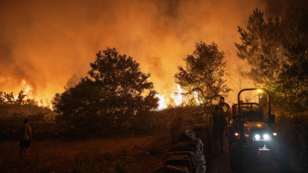incendiu de padure record în portugalia: aproape 1.000 de pompieri în acțiune