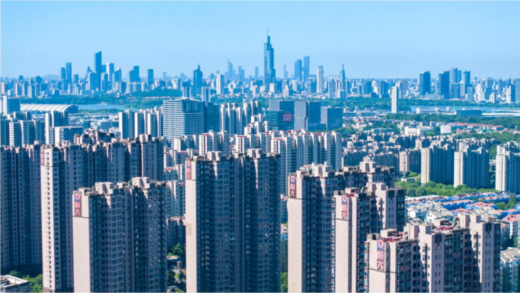 Evergrande, gigantul imobiliar din China, a fost delistat de la bursa din Hong Kong, după mai bine de 15 ani de la debutul pe piață. Potrivit digi24.ro, acest eveniment marchează un moment considerat sumbru, fiind descris de experți ca "fără cale de întoarcere" pentru compania care cândva era cea mai mare firmă imobiliară din țară, cu o valoare de peste 50 de miliarde de dolari.