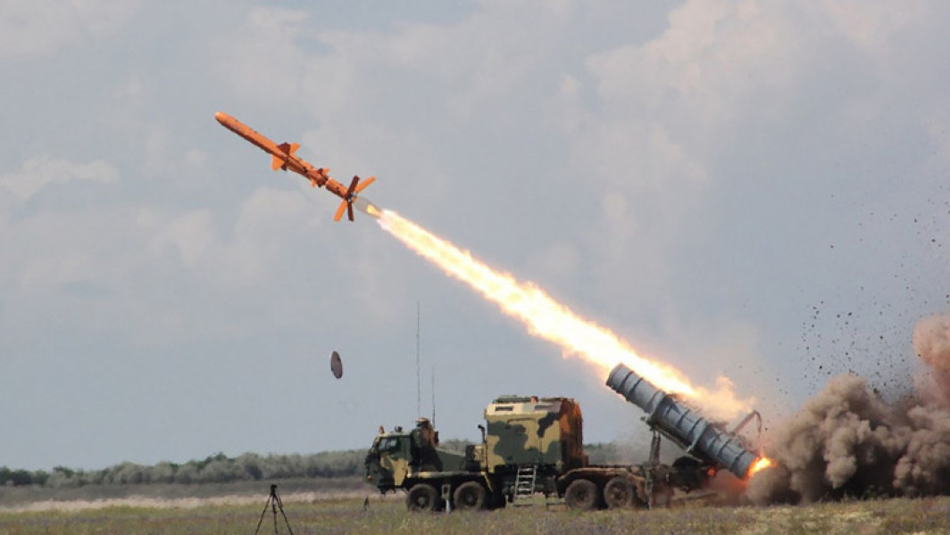 Ucraina a prezentat o versiune modernizată a rachetei de croazieră Neptune, cu rază lungă de acțiune, capabilă să lovească ținte aflate la până la 1.000 de kilometri distanță, relatează Digi24.ro. Inițial, racheta Neptune era o armă antinavă lansată de pe uscat, produsă în Ucraina, având o rază maximă de 300 de kilometri. În aprilie 2022, această rachetă a fost folosită pentru a scufunda nava amiral a Rusiei din Marea Neagră, Moskva.