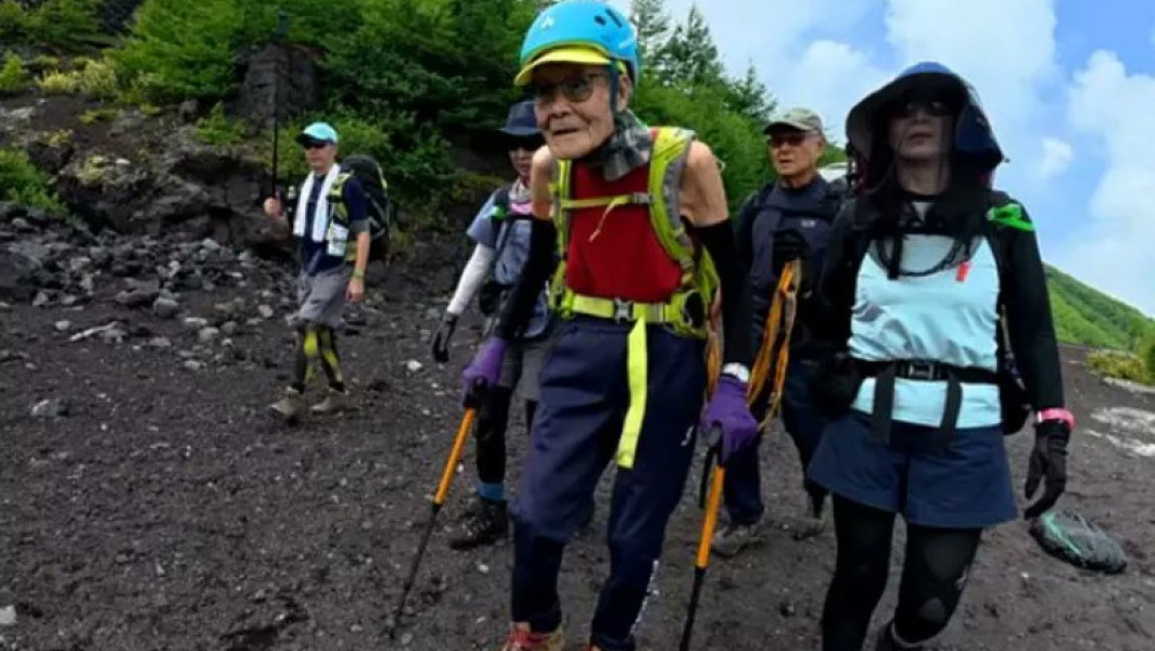 Un japonez de 102 ani a devenit cel mai vârstnic excursist care a ajuns pe vârful Muntelui Fuji