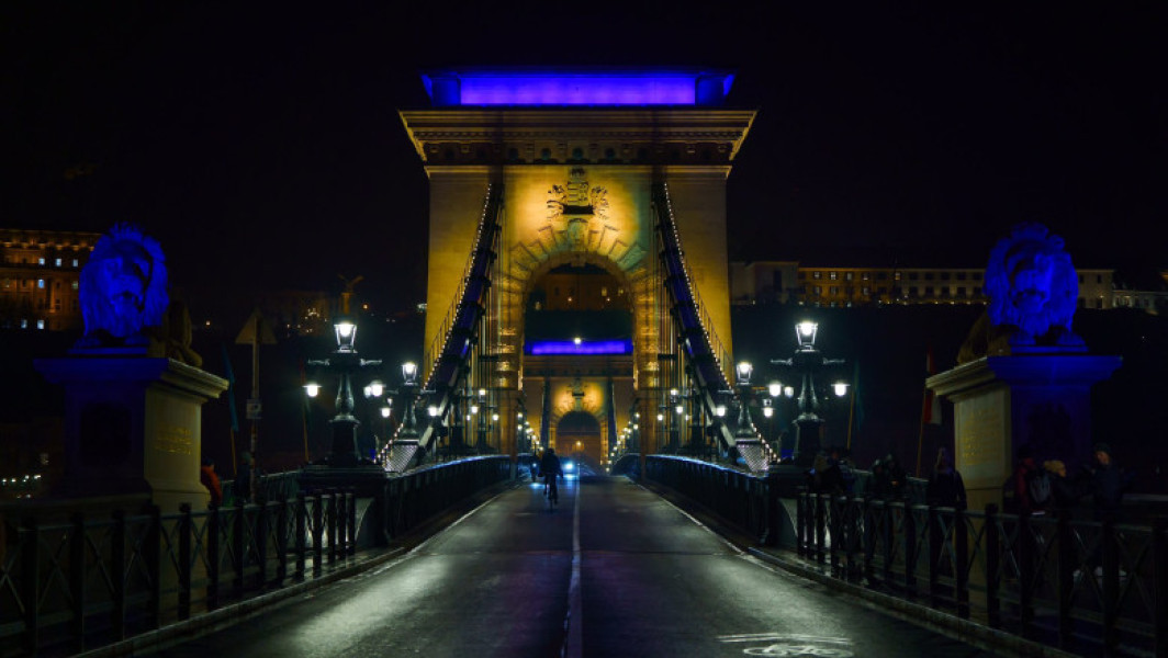 Ungaria critică decizia primarului Budapestei de a ilumina un pod emblematic în culorile Ucrainei